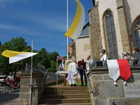 Erteilung des eucharistischen Wettersegens vor der Stadtpfarrkirche St. Crescentius